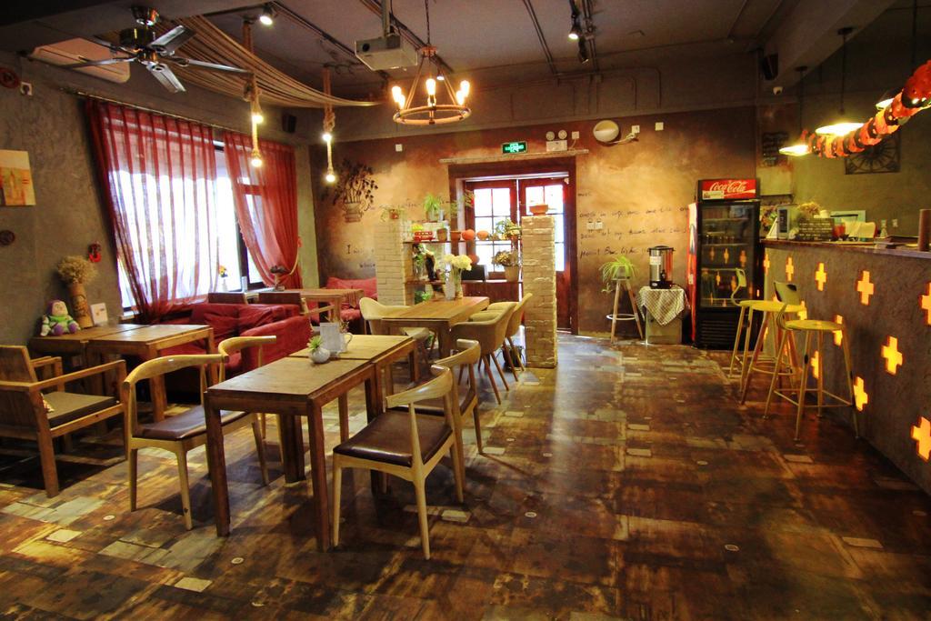 Dalian Buzz Light Year Youth Hostel Экстерьер фото